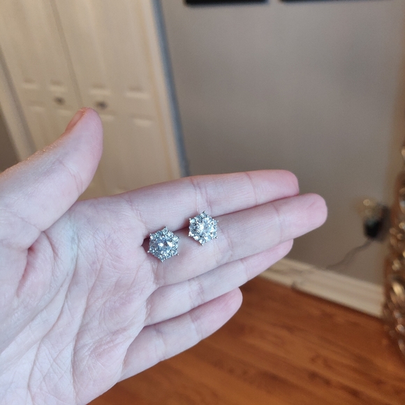 Snowflake/star stud earrings - Picture 2 of 4